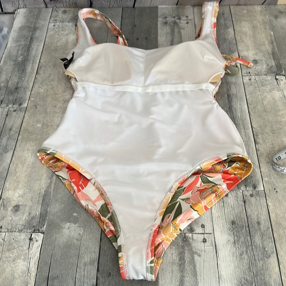 NWT HURLEY FLORAL PRINT One Piece Bathing Suit Size 1X - Picture 9 of 10